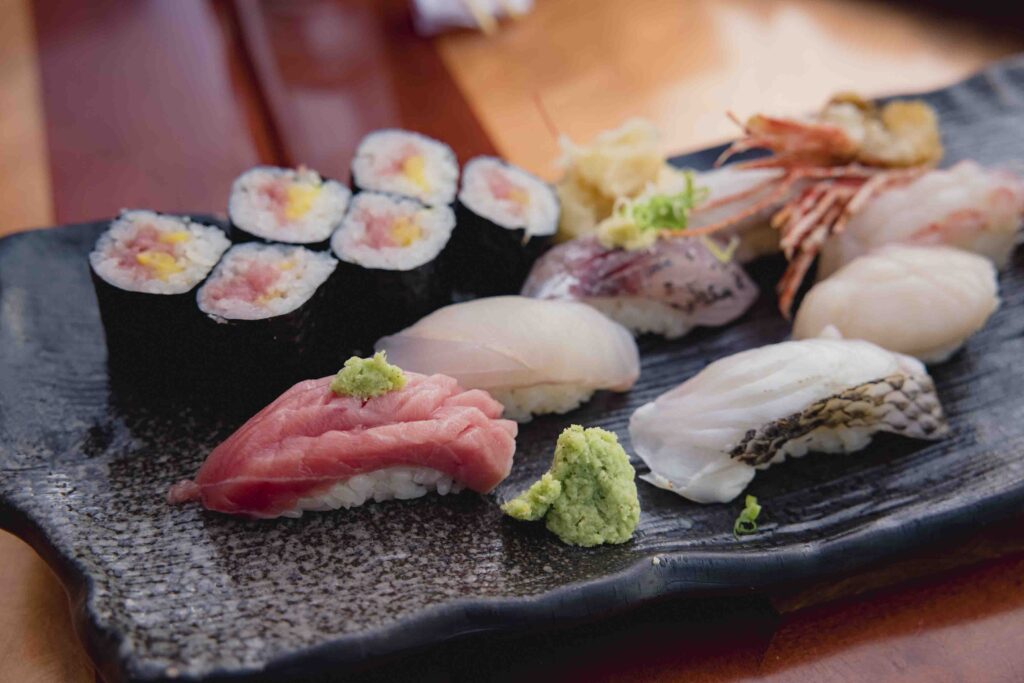 Sushi misto con maki e nigiri.