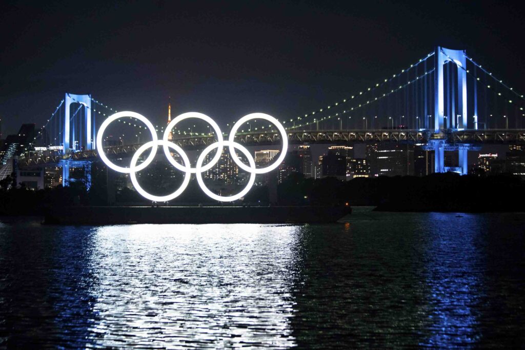 Cerchi olimpici sulla baia di Tokyo