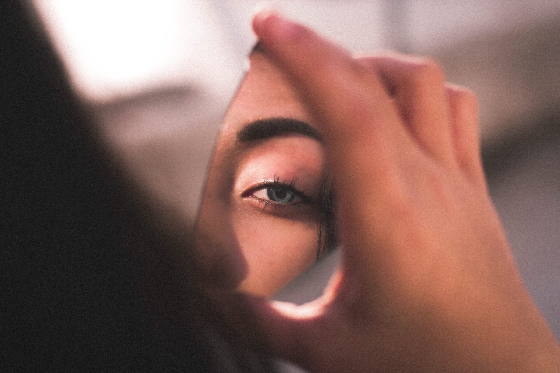 https://www.pexels.com/it-it/foto/riflessione-dell-occhio-della-donna-sullo-specchio-rotto-2282000/