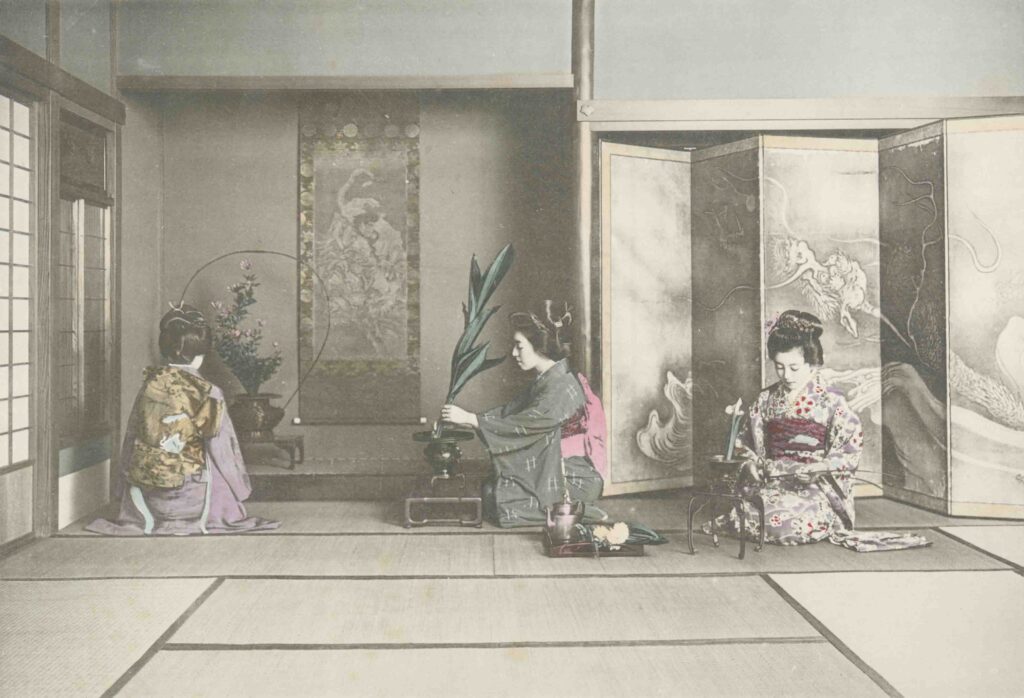 Geisha intente a realizzare degli ikebana