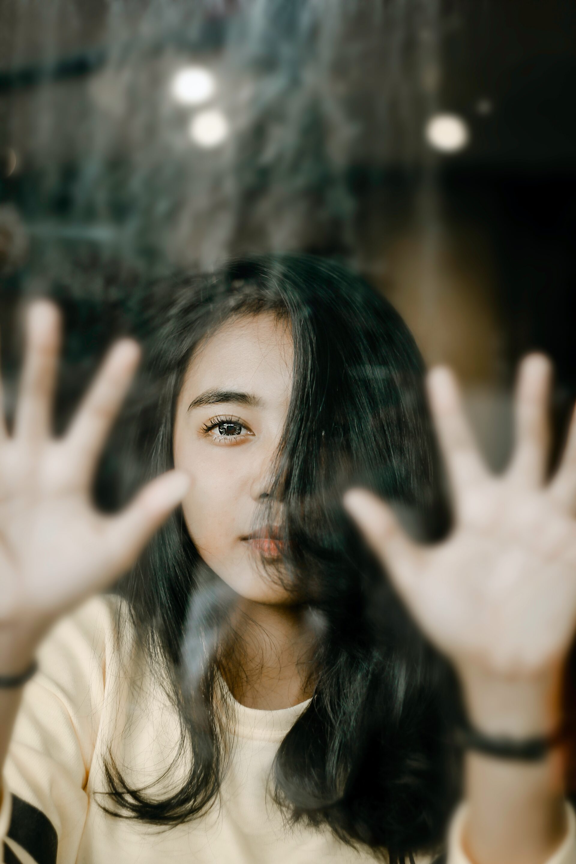 timori - ragazza con le mani davanti al viso
